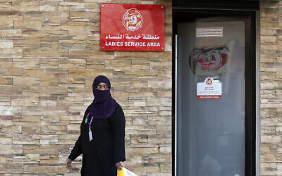 Une femme quitte une aire de service réservée aux femmes dans un restaurant de Jiddah, en Arabie Saoudite, le 8 décembre 2019. (Crédit : AP Photo/Amr Nabil)