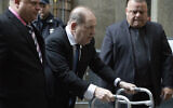 Harvey Weinstein, au centre, arrive pour une audience, le 11 décembre 2019 à New York. (Crédit : AP Photo/Mark Lennihan)