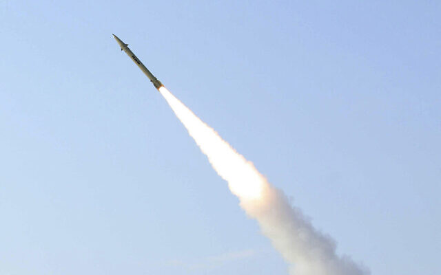 Illustration : photo publiée le 25 août 2010 par le ministère iranien de la Défense, prétend montrer le lancement du missile sol-sol à courte portée Fateh-110 par les forces armées iraniennes, dans un lieu secret. (Crédit : AP Photo/Ministère iranien de la Défense, Vahid Reza Alaei, HO)