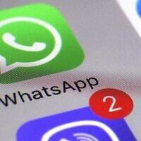 Logo WhatsApp sur un téléphone. (Crédit : Patrick Sison/AP)