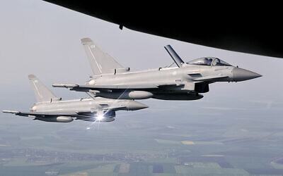 Photo d'illustration : Des avions Typhoon de la Royal Air Force escortent un appareil de transport au-dessus de l'est de la Roumanie, le 27 avril 2018 (Crédit :  AP Photo/Vadim Ghirda)