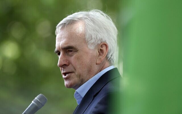 Le député travailliste John McDonnell, Chancelier de l'Échiquier du cabinet fantôme, prend la parole avant la marche de solidarité organisée par Justice4Grenfell et le Fire Brigade's Union à Westminster à Londres, le 16 juin 2018. (AP Photo/Kirsty Wigglesworth) Le député travailliste John McDonnell, Chancelier de l'Échiquier du cabinet fantôme, prend la parole avant la marche de solidarité organisée par Justice4Grenfell et le Fire Brigade's Union à Westminster à Londres, le 16 juin 2018. (AP Photo/Kirsty Wigglesworth)