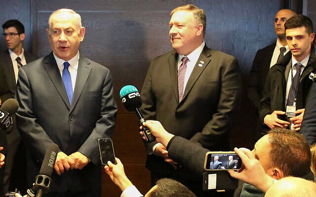 Le Premier ministre Benjamin Netanyahu, (à gauche), et le secrétaire d'État américain Mike Pompeo, (au centre), s'adressent aux journalistes en marge d'une conférence internationale sur le Moyen Orient à Varsovie, en Pologne, le 14 février 2019. (AP/Czarek Sokolowski) Le Premier ministre Benjamin Netanyahu, (à gauche), et le secrétaire d'État américain Mike Pompeo, (au centre), s'adressent aux journalistes en marge d'une conférence internationale sur le Moyen Orient à Varsovie, en Pologne, le 14 février 2019. (AP/Czarek Sokolowski)