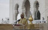 Le roi Mohammed VI lors d'un discours sur la place de la mosquée Hassan à Rabat, au Maroc, le 30 mars 2019. (Crédit : AP Photo/Gregorio Borgia)
