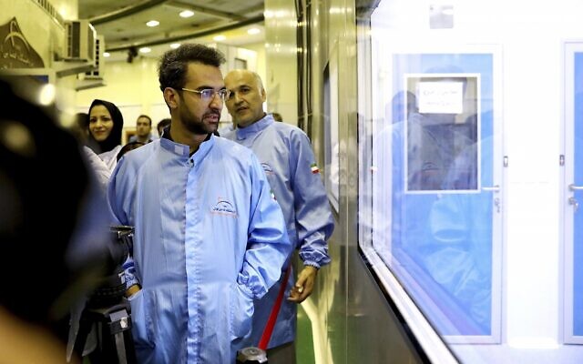 Sur cette photo du 31 août 2019, le ministre iranien des Technologies de l'information et des communications, Mohammad Javad Azari Jahromi, regarde le satellite Nahid-1, construit à Téhéran, en Iran, au centre de recherche spatiale. (Crédit : Technologies de l'information et de la communication via AP) Sur cette photo du 31 août 2019, le ministre iranien des Technologies de l'information et des communications, Mohammad Javad Azari Jahromi, regarde le satellite Nahid-1, construit à Téhéran, en Iran, au centre de recherche spatiale. (Crédit : Technologies de l'information et de la communication via AP)