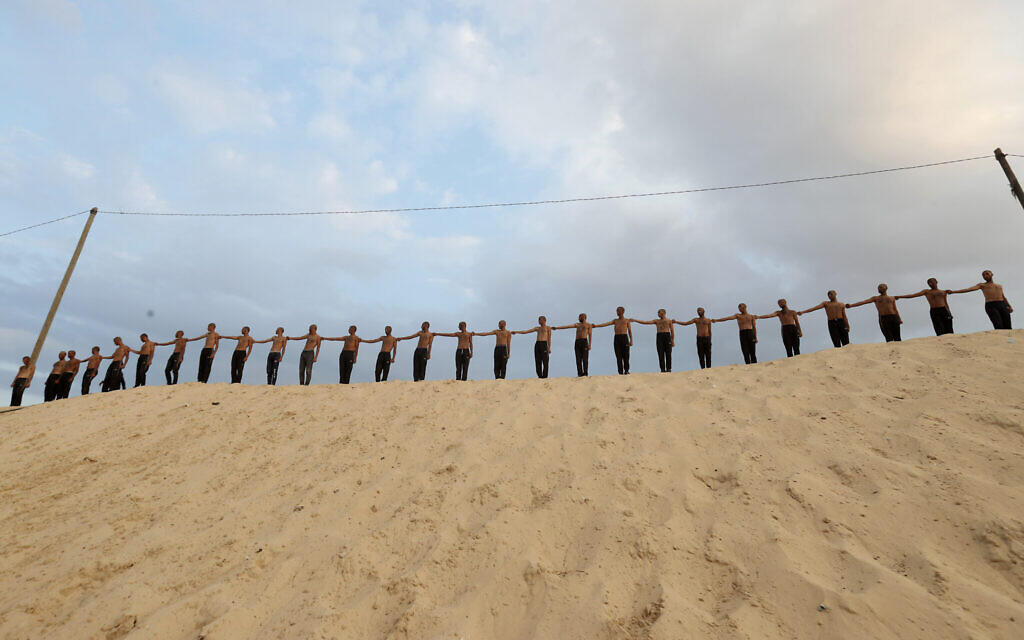 Des étudiants palestiniens montrent leurs compétences militaires à la faculté de droit et de police de Khan Younès, dans la bande de Gaza, le 24 octobre 2019 (Crédit : AP/Adel Hana) Des étudiants palestiniens montrent leurs compétences militaires à la faculté de droit et de police de Khan Younès, dans la bande de Gaza, le 24 octobre 2019 (Crédit : AP/Adel Hana)