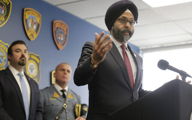 Le procureur général du New Jersey, Gurbir Grewal, s'exprime lors d'une conférence de presse à Jersey City, dans le New Jersey, le jeudi 12 décembre 2019. (Crédit : AP / Seth Wenig) Le procureur général du New Jersey, Gurbir Grewal, s'exprime lors d'une conférence de presse à Jersey City, dans le New Jersey, le jeudi 12 décembre 2019. (Crédit : AP / Seth Wenig)