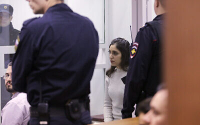 Naama Issachar, (au centre), est assise dans un box de verre pendant les audiences d'appel dans une salle d'audience à Moscou, en Russie, le 19 décembre 2019. (Crédit : Alexander Zemlianichenko Jr./AP)