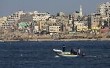 Des pêcheurs palestiniens sur un bateau au large des côtes de la bande de Gaza, le 9 février 2016. (AP Photo/Adel Hana/File)