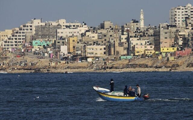 Des pêcheurs palestiniens sur un bateau au large des côtes de la bande de Gaza, le 9 février 2016. (AP Photo/Adel Hana/File)