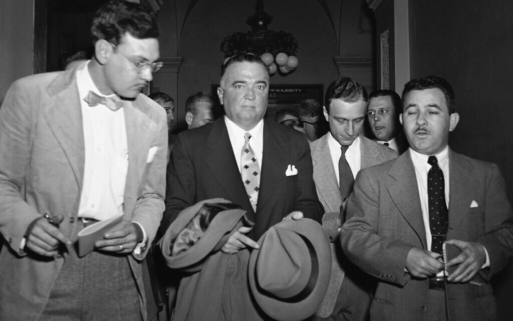 Le directeur du FBI, J. Edgar Hoover (au centre), suivi de journalistes, quitte le Capitole le 6 février 1950 à Washington avant la réunion de la Commission mixte sur l'énergie atomique concernant l'arrestation à Londres du savant Klaus Fuchs. (AP Photo/HKW)
