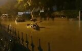 Des gens pagaient sur une route inondée dans la ville d'Ashkelon, dans le sud d'Israël, le 
12 décembre 2019 (Capture d'écran YouTube)