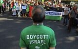 Des gens appellent au boycott d'Israël et à la fin des restrictions imposées à la bande de Gaza, à Paris, le 3 juin 2010. (Crédit : Jacques Brinon/ AP /File)