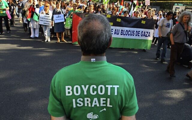 Des gens appellent au boycott d'Israël et à la fin des restrictions imposées à la bande de Gaza, à Paris, le 3 juin 2010. (Crédit : Jacques Brinon/ AP /File)