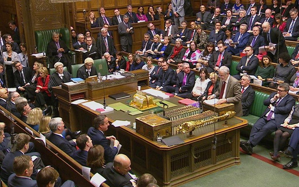 Photo d'illustration : Le leader du parti du Labour Party leader, Jeremy Corbyn, à droite, prononce un discours devant les députés à la chambre des communes à Londres avec le Premier ministre de l'époque David Cameron au centre, à gauche, le 2 décembre 2015 (Crédit : Parliamentary Recording Unit via AP Video) Photo d'illustration : Le leader du parti du Labour Party leader, Jeremy Corbyn, à droite, prononce un discours devant les députés à la chambre des communes à Londres avec le Premier ministre de l'époque David Cameron au centre, à gauche, le 2 décembre 2015 (Crédit : Parliamentary Recording Unit via AP Video)
