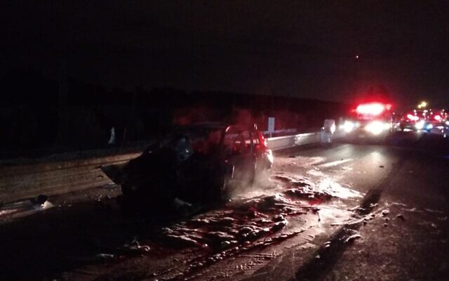L'épave brûlée d'une voiture qui a heurté l'arrière d'un camion et s'est enflammée lors d'un accident de la route 25, le 10 décembre 2019. (Crédit : Magen David Adom) L'épave brûlée d'une voiture qui a heurté l'arrière d'un camion et s'est enflammée lors d'un accident de la route 25, le 10 décembre 2019. (Crédit : Magen David Adom)