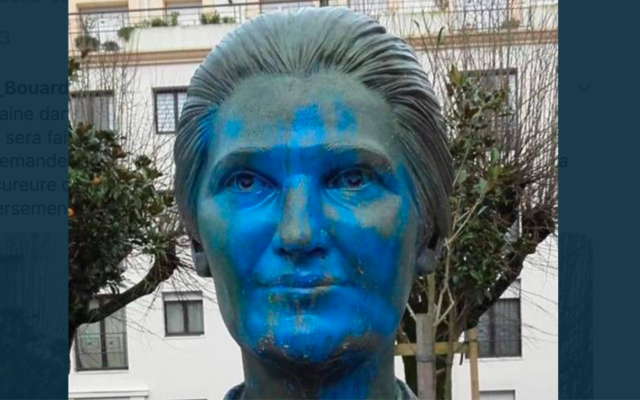 La statue de Simone Veil vandalisée à La Roche-sur-Yon. (Crédit : Luc Bouard / Twitter)