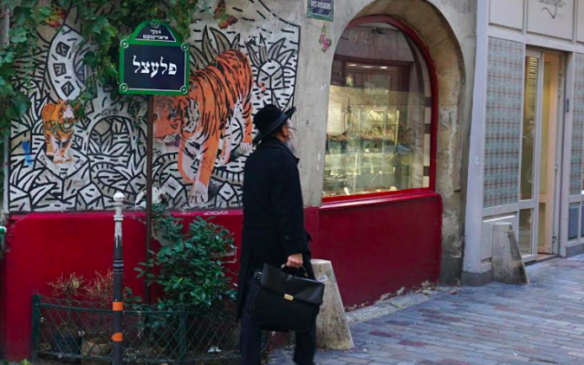 La plaque en yiddish de la rue des Rosiers, réalisée par l’artiste hongrois Sebestyén Fiumei. (Crédit : Sebestyén Fiumei)