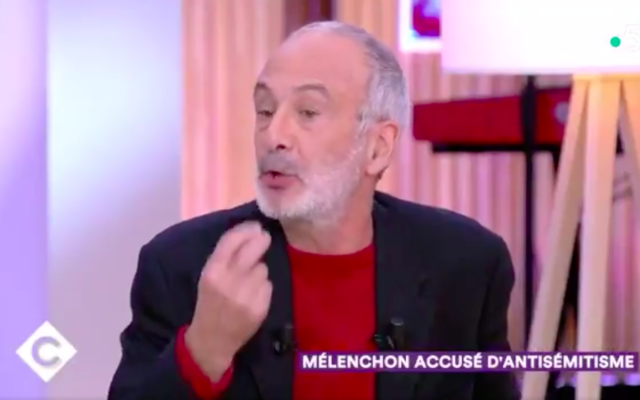 Le chroniqueur et psychanalyste Gérard Miller dans l’émission « C à vous ». (Crédit : capture d’écran Twitter / C à vous / France 5)
