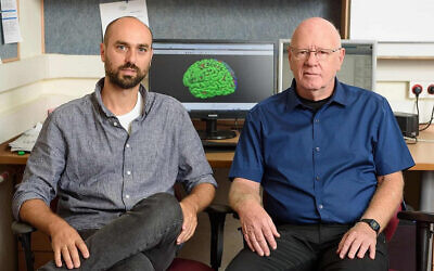 Yitzhak Norman et le professeur Rafi Malach du département de neurobiologie à l'institut Weizmann des sciences (Crédit :  Amir Ben-David/Zman)