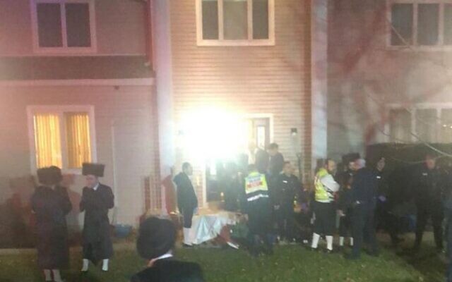 La scène d'une attaque au couteau à Monsey, dans l'Etat de New-York, au septième jour de Hanoukka, qui a fait cinq blessés dont deux graves (Capture d'écran : Twitter) La scène d'une attaque au couteau à Monsey, dans l'Etat de New-York, au septième jour de Hanoukka, qui a fait cinq blessés dont deux graves (Capture d'écran : Twitter)