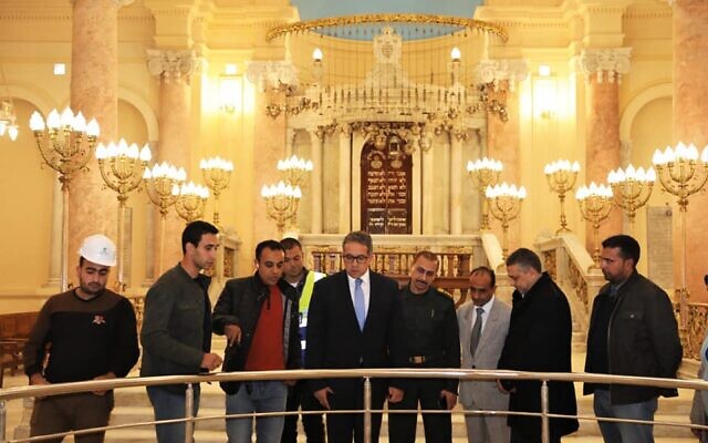 Le ministre égyptien des Antiquités, Khaled al-Anani, visitant la synagogue Eliyahu Hanavi le 20 décembre 2019. (Crédit : Ministère des Antiquités égyptiennes)