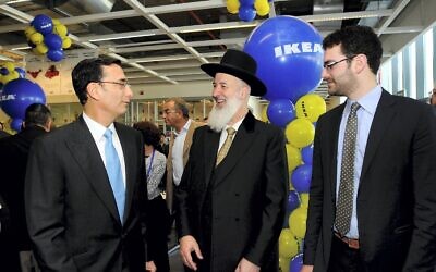 Matthew, à gauche, et Jeremy Bronfman avec le grand-rabbin Yona Metzger à l'ouverture d'IKEA en 2012 (Crédit : Flash 90)