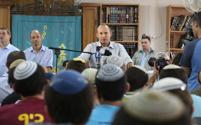 Le ministre de l'Économie Naftali Bennett prend la parole devant les étudiants de la Yeshiva Or Haim à Gush Etzion le 1er septembre 2014. (Crédit photo : Flash90) Le ministre de l'Économie Naftali Bennett prend la parole devant les étudiants de la Yeshiva Or Haim à Gush Etzion le 1er septembre 2014. (Crédit photo : Flash90)
