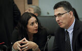Les députés du Likud Miri Regev et Gideon Sa'ar lors d'une réunion de comité à la Knesset, le 27 octobre 2014. (Miriam Alster / Flash90 / Archives)