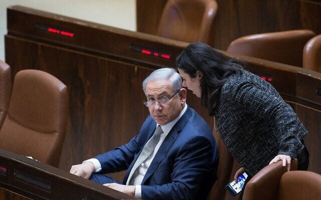 Le Premier ministre Benjamin Netanyahu (à gauche) s'entretient avec la ministre de la Justice Ayelet Shaked à la Knesset, le 10 février 2016. (Yonatan Sindel/Flash90) Le Premier ministre Benjamin Netanyahu (à gauche) s'entretient avec la ministre de la Justice Ayelet Shaked à la Knesset, le 10 février 2016. (Yonatan Sindel/Flash90)