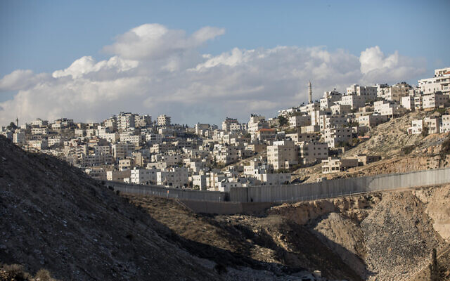 La ville palestinienne d'Al-Ram, aux abords de Jérusalem, le 1er janvier  2017. (Crédit : Yonatan Sindel/Flash90)