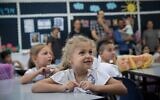 Des élèves de première année de primaire le jour de la rentrée à l'école Efrata à Jérusalem, le 2 septembre 2018. (Crédit : Hadas Parush/Flash90)