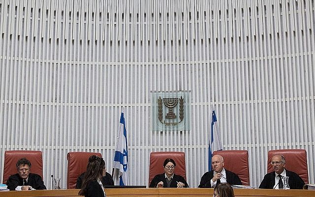 La présidente de la Cour suprême, Esther Hayut, (au centre), et d'autres magistrats du tribunal avant une audience, le 14 mars 2019. (Crédit : Hadas Parush/ Flash90) La présidente de la Cour suprême, Esther Hayut, (au centre), et d'autres magistrats du tribunal avant une audience, le 14 mars 2019. (Crédit : Hadas Parush/ Flash90)