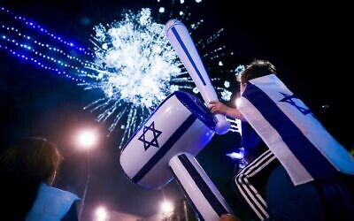 Les feux d'artifice lors d'un spectacle pour marquer le 71e anniversaire de l'indépendance d'Israël à Jérusalem le 8 mai 2019. (Crédit ; Hadas Parush/Flash90)