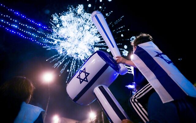 Les feux d'artifice lors d'un spectacle pour marquer le 71e anniversaire de l'indépendance d'Israël à Jérusalem le 8 mai 2019. (Crédit ; Hadas Parush/Flash90) Les feux d'artifice lors d'un spectacle pour marquer le 71e anniversaire de l'indépendance d'Israël à Jérusalem le 8 mai 2019. (Crédit ; Hadas Parush/Flash90)
