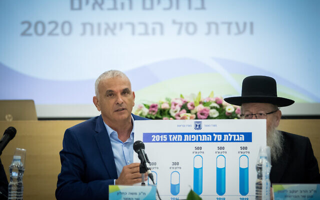 Le ministre des Finances Moshe Kahlon, à gauche, et le vice-ministre de la Sante Yaakov Litzman lors d'une conférence sur le budget de la santé 2020 , le 1er septembre 2019. (Crédit :Yonatan Sindel/Flash90)