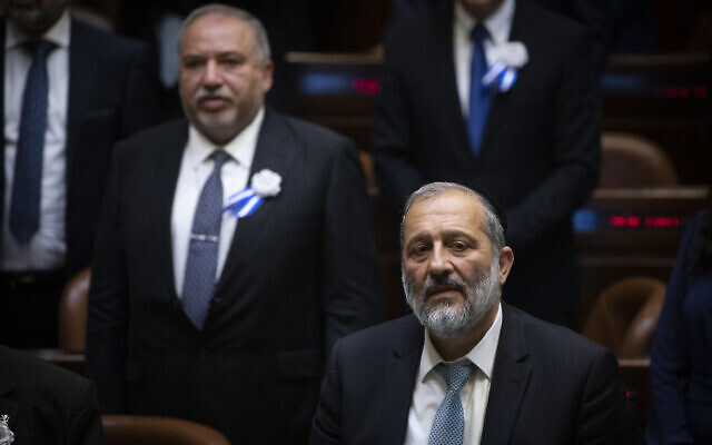 Le dirigeant du Shas, le ministre de l'Intérieur Aryeh Deri, devant à droite, et le leader de Yisrael Beytenu, le député Avigdor Liberman, à l'arrière à gauche, lors de l'inauguration de la 22è Knesset à Jérusalem, le 3 octobre 2019 (Crédit : Hadas Parush/ Flash90) Le dirigeant du Shas, le ministre de l'Intérieur Aryeh Deri, devant à droite, et le leader de Yisrael Beytenu, le député Avigdor Liberman, à l'arrière à gauche, lors de l'inauguration de la 22è Knesset à Jérusalem, le 3 octobre 2019 (Crédit : Hadas Parush/ Flash90)