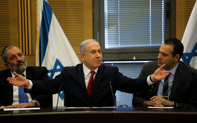 Le Premier ministre Benjamin Netanyahu, au centre, lors d'une réunion de l'alliance de 55 membres de son parti du Likud et autres formations de droite et religieuses à la Knesset, le 18 novembre 2019 (Crédit : Hadas Parush/Flash90) Le Premier ministre Benjamin Netanyahu, au centre, lors d'une réunion de l'alliance de 55 membres de son parti du Likud et autres formations de droite et religieuses à la Knesset, le 18 novembre 2019 (Crédit : Hadas Parush/Flash90)