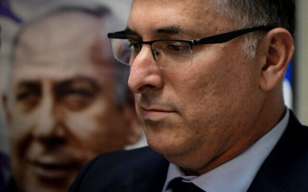 Gideon Saar, membre Likud du Parlement, avec des partisans du Likud lors d'un événement à Hod Hasharon, le 25 novembre 2019. (Yossi Zeliger/Flash90) Gideon Saar, membre Likud du Parlement, avec des partisans du Likud lors d'un événement à Hod Hasharon, le 25 novembre 2019. (Yossi Zeliger/Flash90)