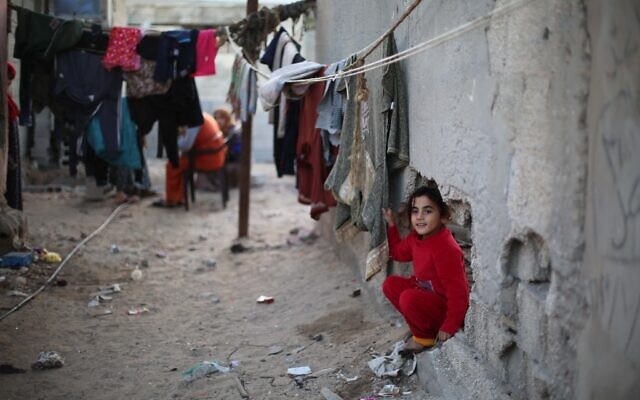Un enfant palestinien près de la plage dans la ville de Gaza, le 1er décembre 2019. (Hassan Jedi/Flash90) Un enfant palestinien près de la plage dans la ville de Gaza, le 1er décembre 2019. (Hassan Jedi/Flash90)