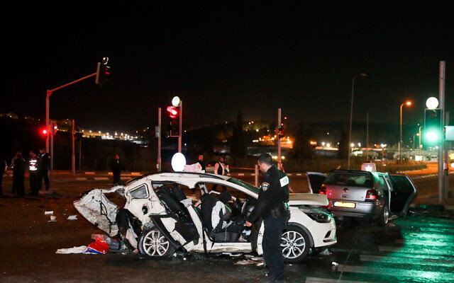 Les secours et la police sur les lieux d'un accident de voiture meurtrier entre deux véhicules privés sur la Route 433, près de Givat Zeev, qui a fait deux morts, le 1er décembre 2019 (Crédit : Yonatan Sindel/Flash90) Les secours et la police sur les lieux d'un accident de voiture meurtrier entre deux véhicules privés sur la Route 433, près de Givat Zeev, qui a fait deux morts, le 1er décembre 2019 (Crédit : Yonatan Sindel/Flash90)