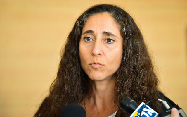 Orly Ginsberg Ben-Ari parle aux journalistes à la cour de district centrale à Lod, le 11 août 2015 (Crédit : Flash90) Orly Ginsberg Ben-Ari parle aux journalistes à la cour de district centrale à Lod, le 11 août 2015 (Crédit : Flash90)