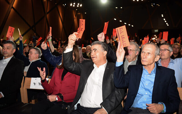 Amir Peretz (C), président du parti Travailliste/Gesher, et des membres du Parti travailliste lors de la conférence du Comité central du Parti à Rishon Lezion, le 25 décembre 2019. (Flash90) Amir Peretz (C), président du parti Travailliste/Gesher, et des membres du Parti travailliste lors de la conférence du Comité central du Parti à Rishon Lezion, le 25 décembre 2019. (Flash90)