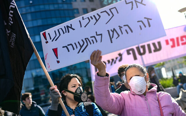 Des écologistes israéliens protestent contre le test de purge de la plate-forme de gaz de Noble Energy, devant le bâtiment du ministère de la Défense à Tel Aviv, le 31 décembre 2019. La pancarte dit : "Ne nous empoisonnez pas, c'est le moment de vous réveiller". (Crédit : Tomer Neuberg/Flash90)