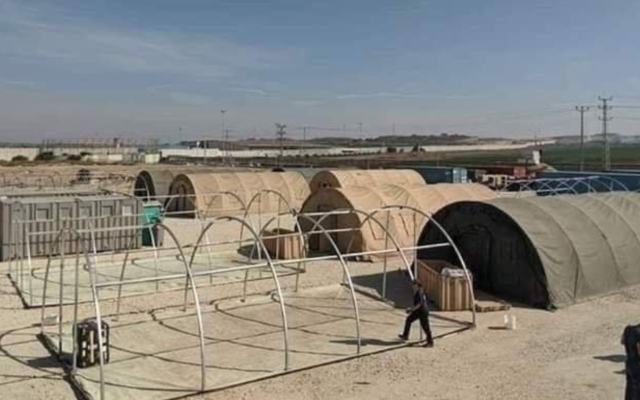 Construction d'un hôpital de campagne dans la bande de Gaza près du point de passage d'Erez. (Capture d'écran de la page Facebook de Friend Ships-Project-Camp Gaza)