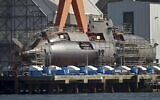 Un sous-marin israélien Dolphin aux chantiers navals de Kiel, dans le nord de l’Allemagne. (Crédit : Philipp Guelland/AP)