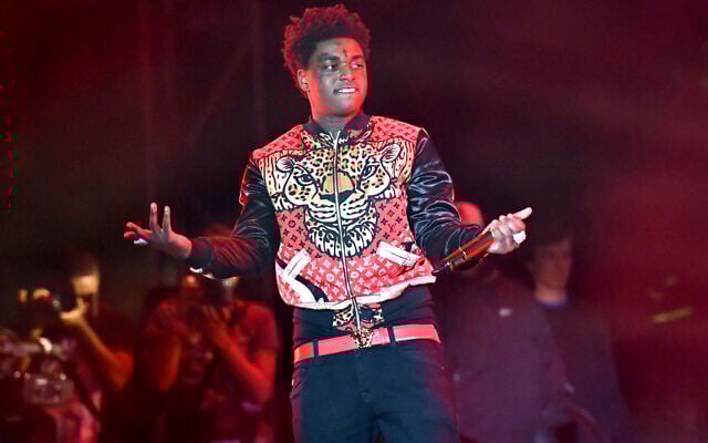 Le rappeur Kodak Black se produit sur scène lors de la deuxième journée du Rolling Loud Festival au Banc of California Stadium le 15 décembre 2018 à Los Angeles, Californie. (Crédit : Scott Dudelson/Getty Images via JTA) Le rappeur Kodak Black se produit sur scène lors de la deuxième journée du Rolling Loud Festival au Banc of California Stadium le 15 décembre 2018 à Los Angeles, Californie. (Crédit : Scott Dudelson/Getty Images via JTA)
