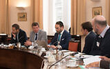 Michael Freilich, au centre, vêtu d'une kippah, lors d'une réunion avec des députés et des militants pro-Palestiniens à Bruxelles, le 7 novembre 201. (Crédit : Inge Verhelst/Belgian Federal Parliament via JTA)