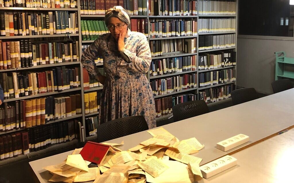 La poétesse Miriam Yalan-Stekelis choquée par la profanation de livres à l la Bibliothèque nationale d'Israël, pendant une soirée spéciale de Hanoukka, ,le 23 décembre 2019. (Crédit : Amanda Borschel-Dan/Times of Israel)
