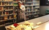 La poétesse Miriam Yalan-Stekelis choquée par la profanation de livres à l la Bibliothèque nationale d'Israël, pendant une soirée spéciale de Hanoukka, ,le 23 décembre 2019. (Crédit : Amanda Borschel-Dan/Times of Israel)